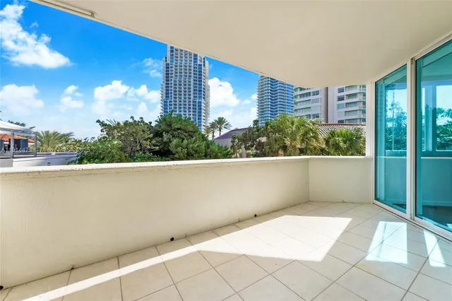 $11,500 | 300 South Pointe Drive, Unit 405, Miami Beach, FL 33139
