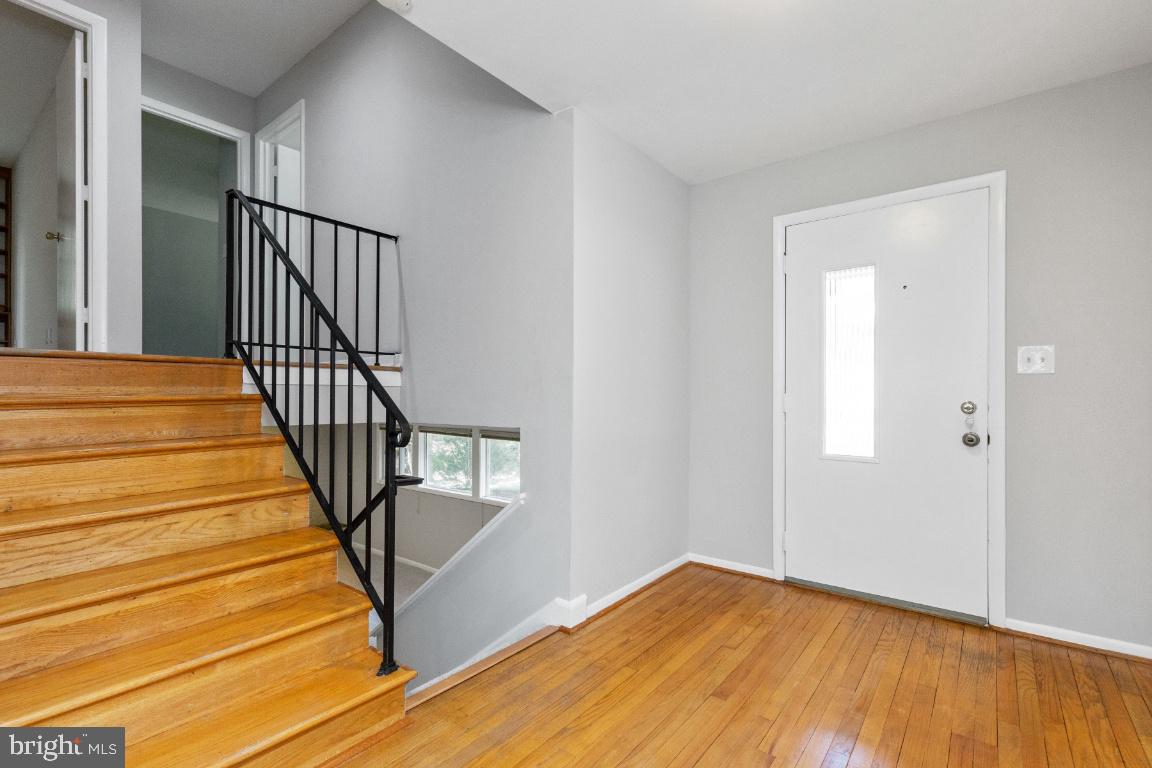 2345 Paddock Lane Reston, VA 20191 - Photo 2 of 42 Welcoming foyer