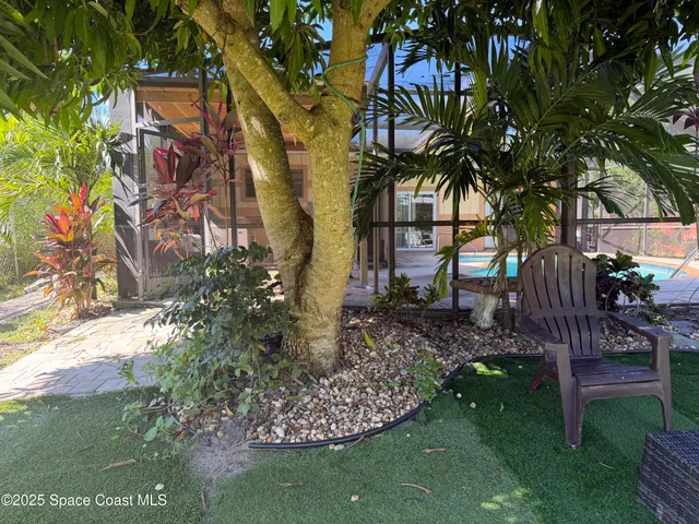 a view of a yard in front of the house