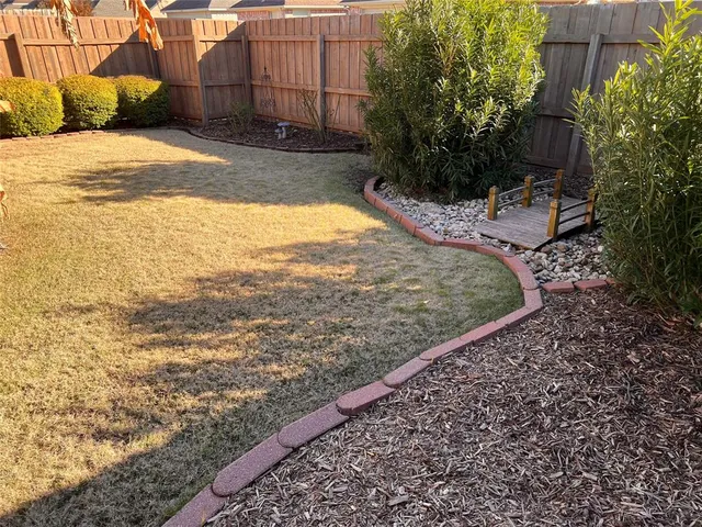 a view of a backyard