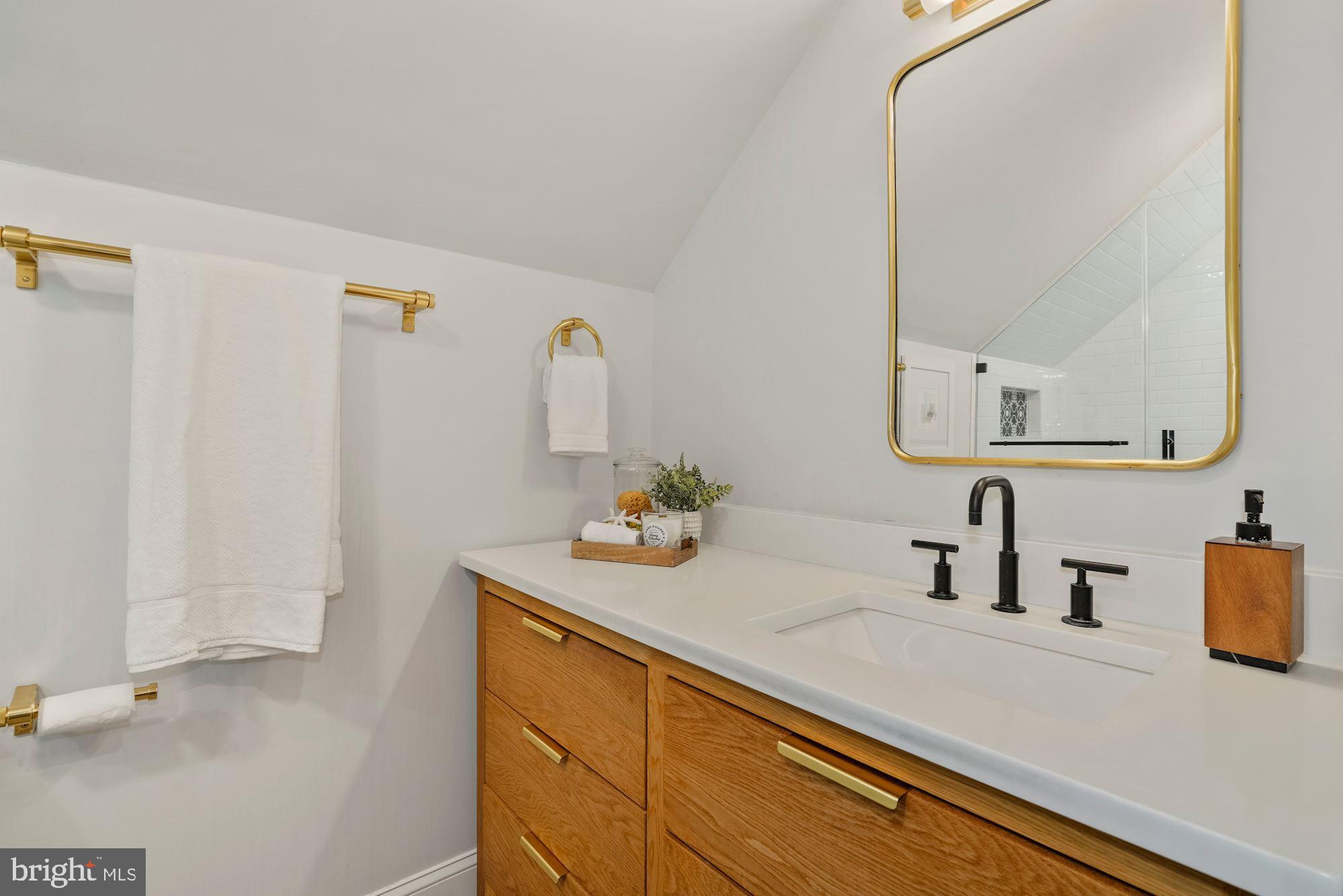 1709 Oak Lane McLean, VA 22101 - Photo 12 of 33 Primary Bath