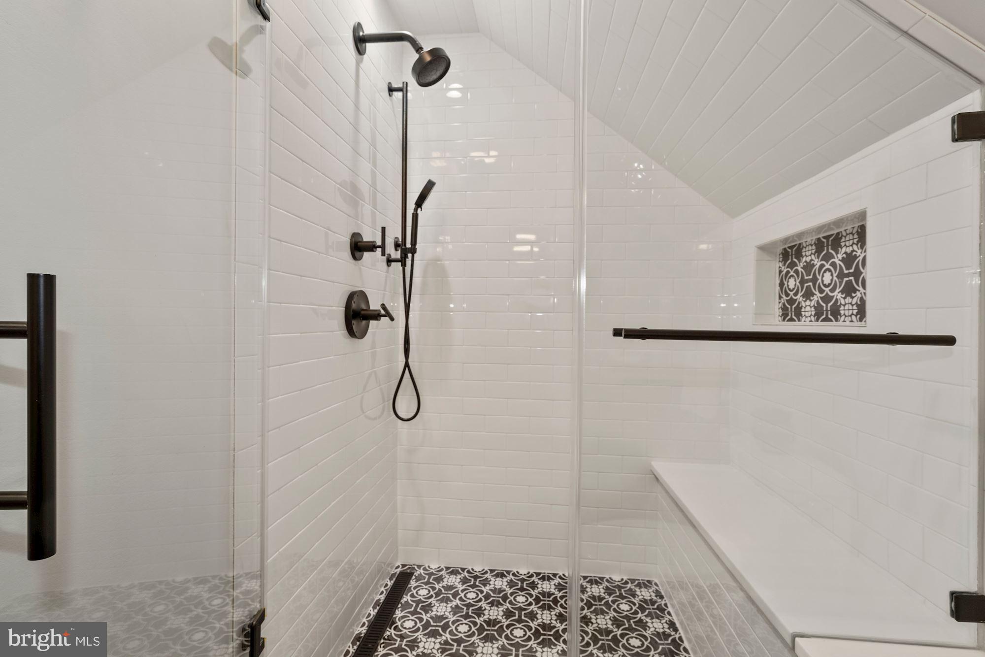 1709 Oak Lane McLean, VA 22101 - Photo 13 of 33 Primary Bath