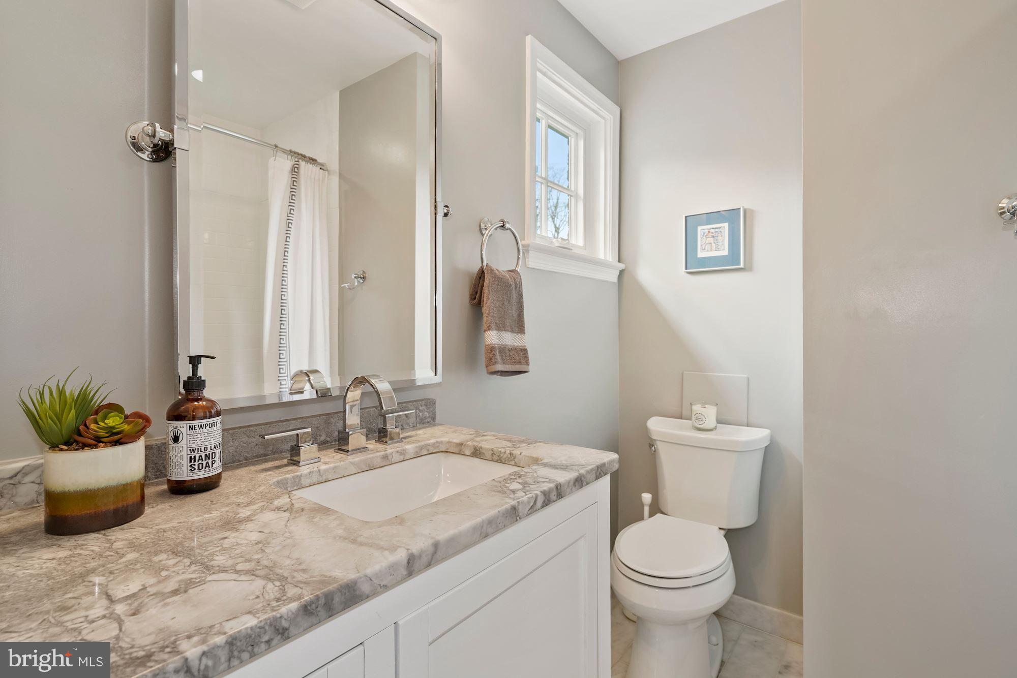 1709 Oak Lane McLean, VA 22101 - Photo 19 of 33 Updated Full Hall Bath