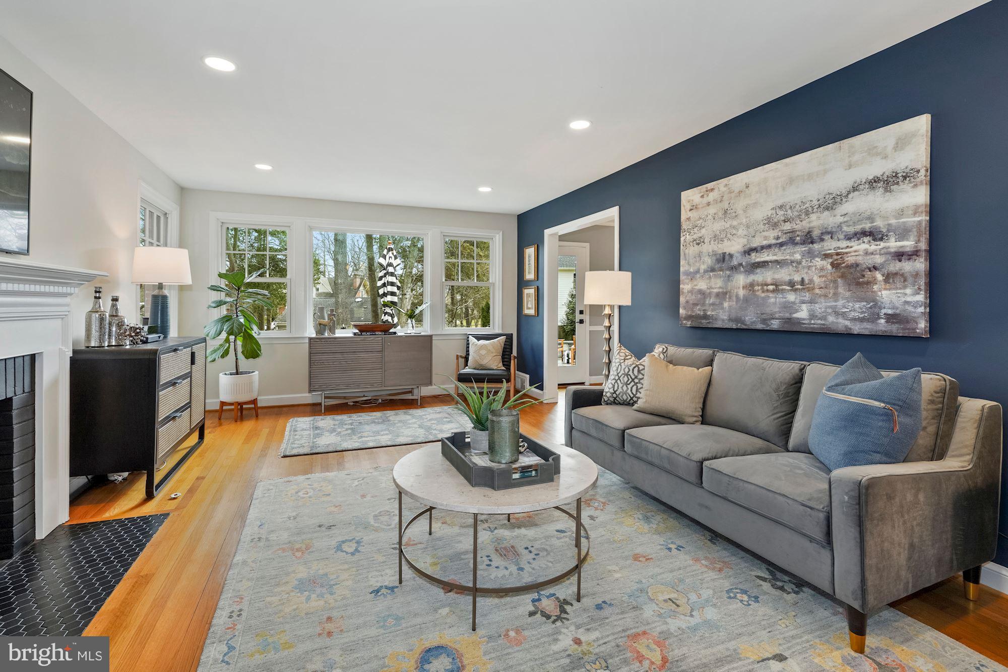 1709 Oak Lane McLean, VA 22101 - Photo 4 of 33 Living Room