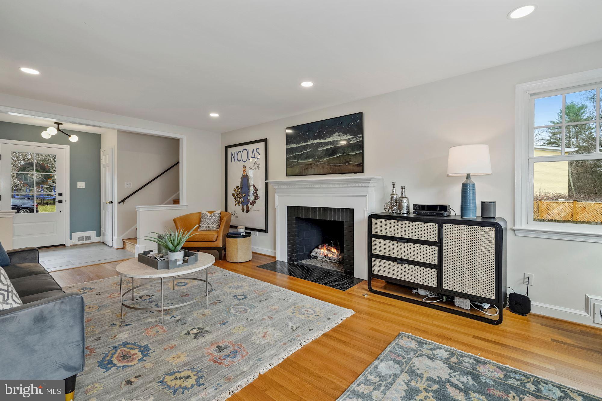 1709 Oak Lane McLean, VA 22101 - Photo 5 of 33 Living Room