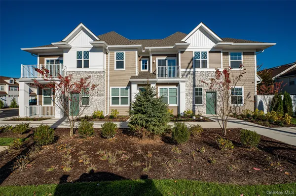 $3,875 | 1 Conklin Street, Unit 201, Farmingdale, NY 11735