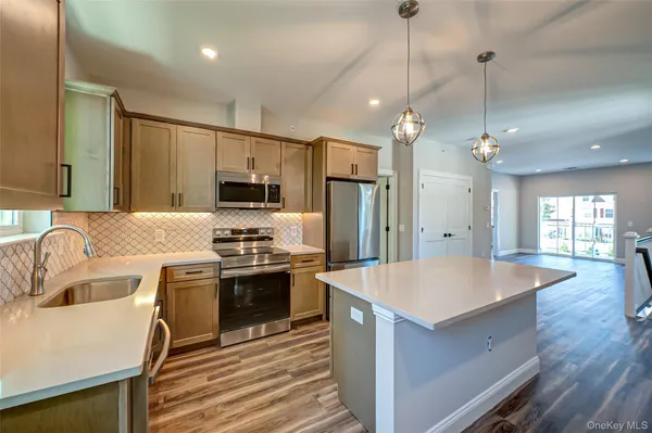 $3,875 | 1 Conklin Street, Unit 201, Farmingdale, NY 11735