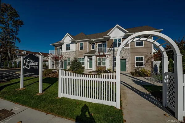 $3,875 | 1 Conklin Street, Unit 201, Farmingdale, NY 11735