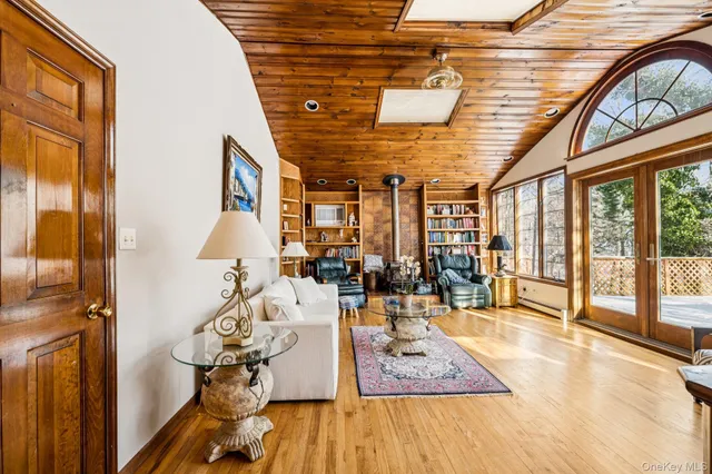 $875,000 | 11 Lodge Lane, Belle Terre, NY 11777