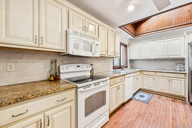 $875,000 | 11 Lodge Lane, Belle Terre, NY 11777