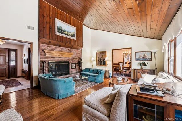 $875,000 | 11 Lodge Lane, Belle Terre, NY 11777