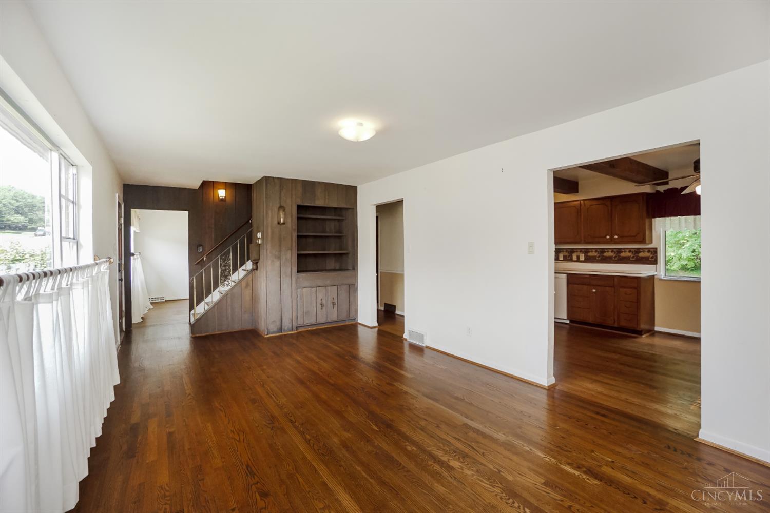 5814 Lawrence Road Cincinnati, OH 45248 - Photo 4 of 33
