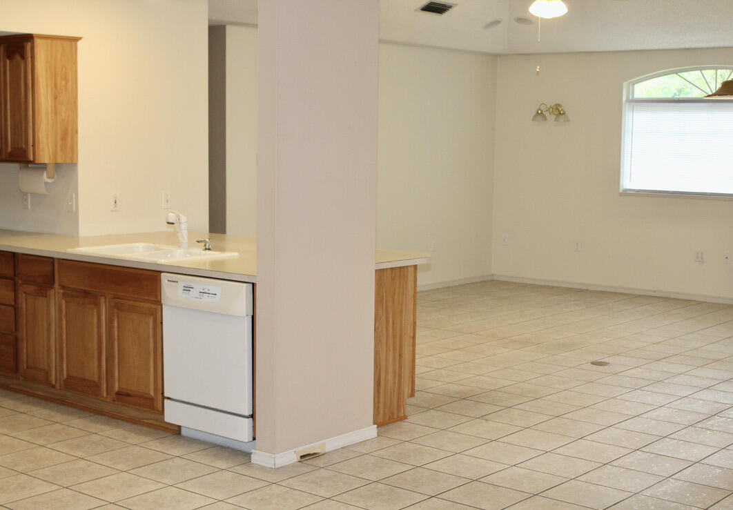 249 Country Manor Road DeFuniak Springs, FL 32435 - Photo 16 of 35 dining room into kitchen living