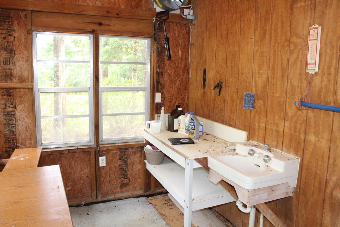 249 Country Manor Road DeFuniak Springs, FL 32435 - Photo 35 of 35 workshop with sink