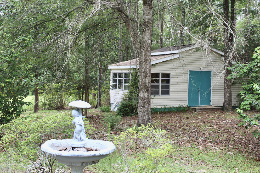 249 Country Manor Road DeFuniak Springs, FL 32435 - Photo 7 of 35 backyard
