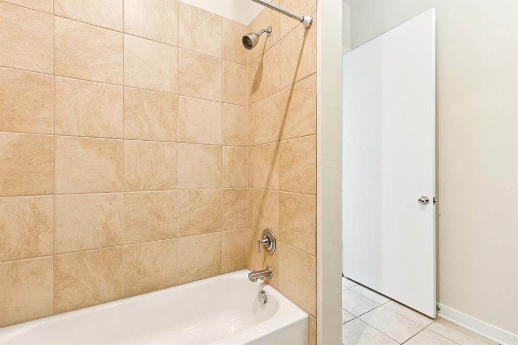 2950 McKinney Avenue, Unit 424 Dallas, TX 75204 - Photo 21 of 25 a bathroom with a bathtub