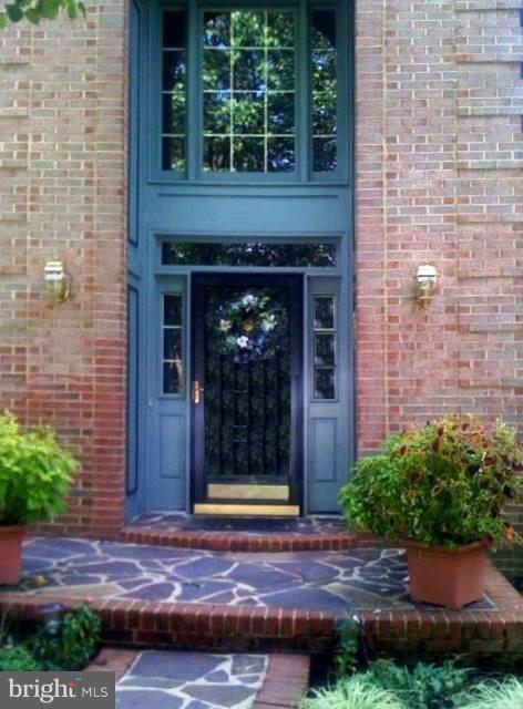 529 Post Oak Road Annapolis, MD 21401 - Photo 2 of 2 Inviting front entrance