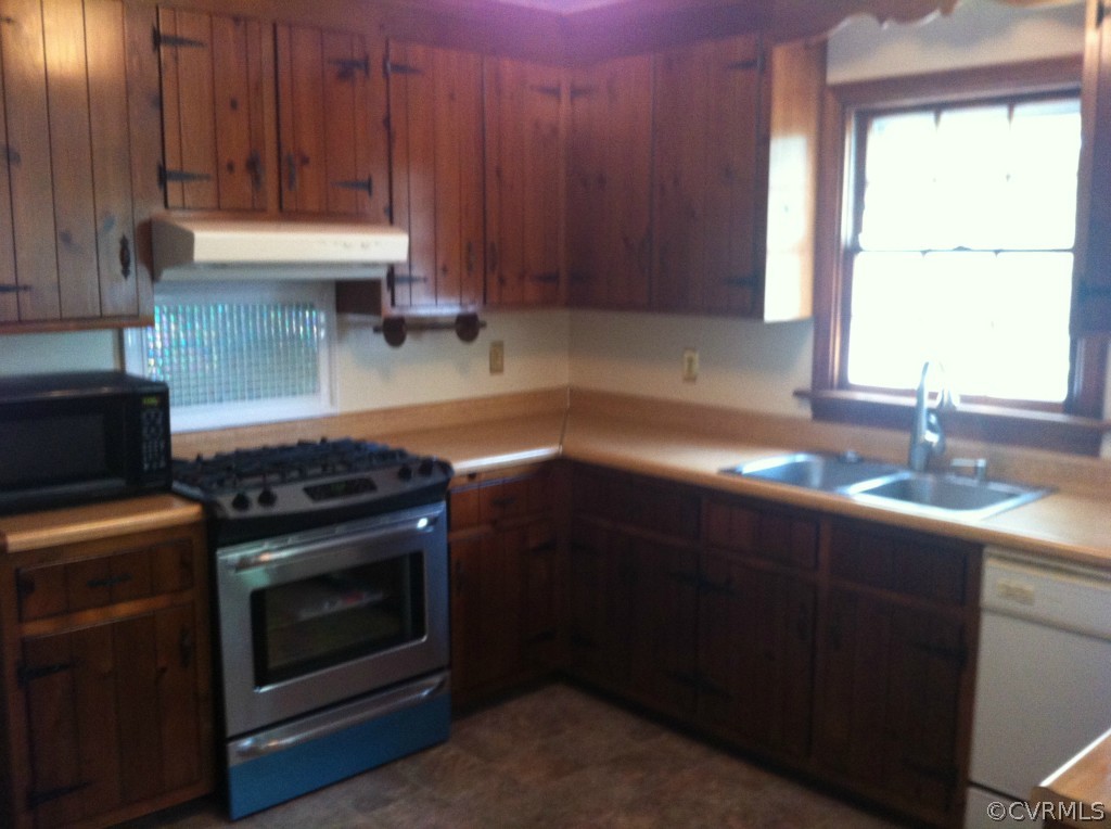 1231 Coalfield Road Midlothian, VA 23114 - Photo 2 of 12 a kitchen with a stove and a sink