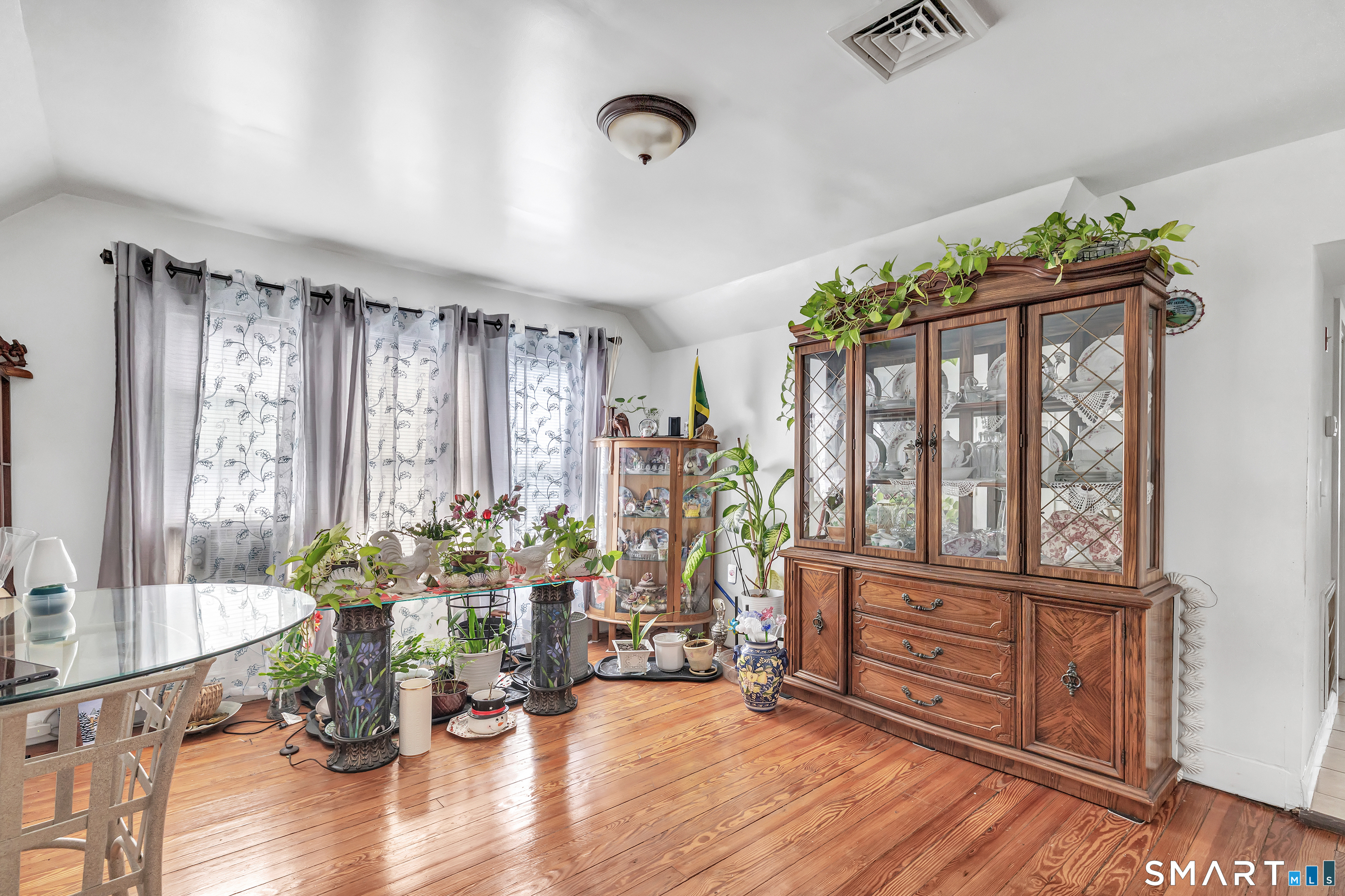189 Wells Street Bridgeport, CT 06606 - Photo 22 of 40 3rd Floor Offers 946 sq ft -Living Room - Hardwood Floors