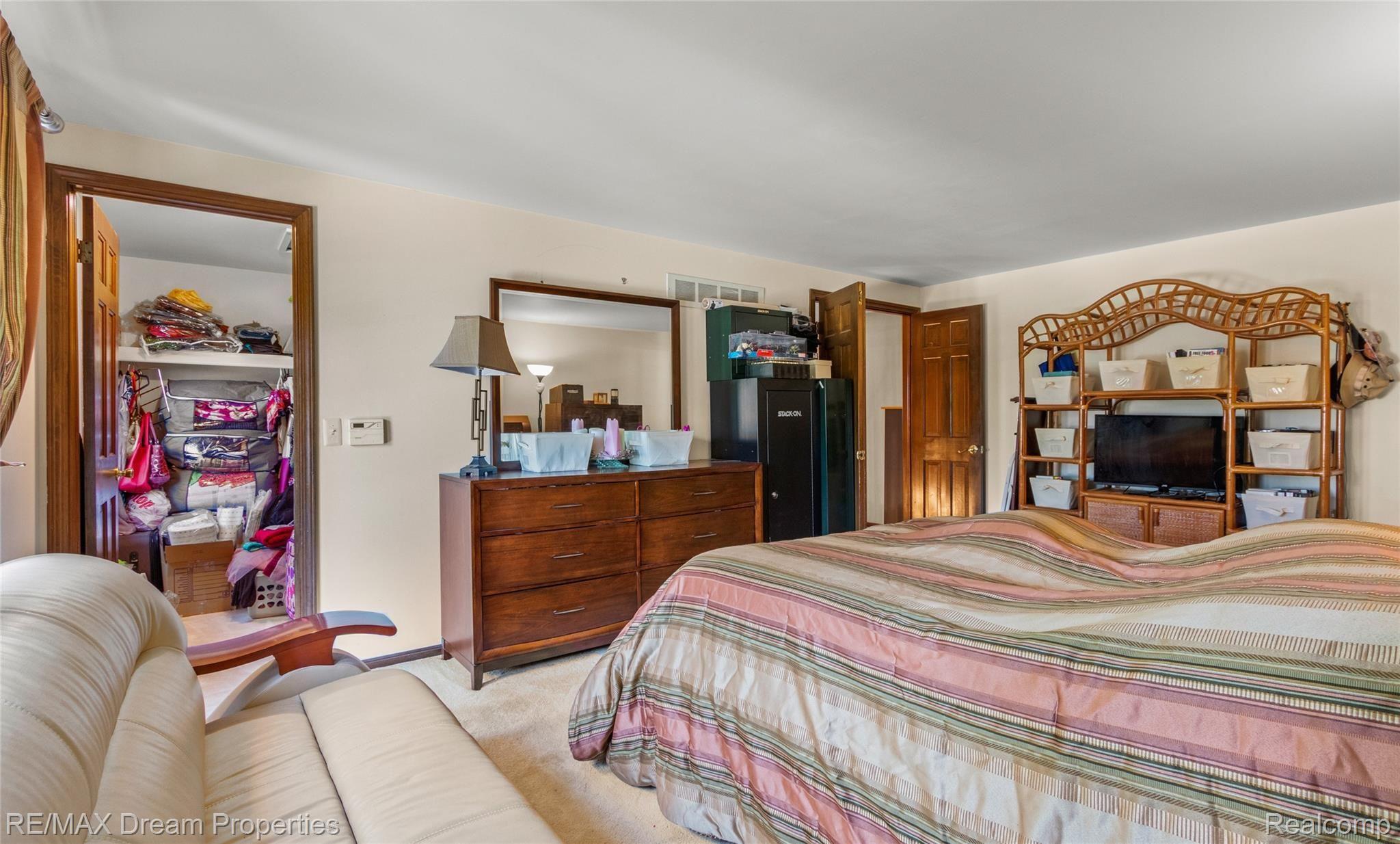 3110 Burlington Drive Rochester, MI 48306 - Photo 17 of 34 SPACIOUS MASTER SUITE WITH WALK IN CLOSET