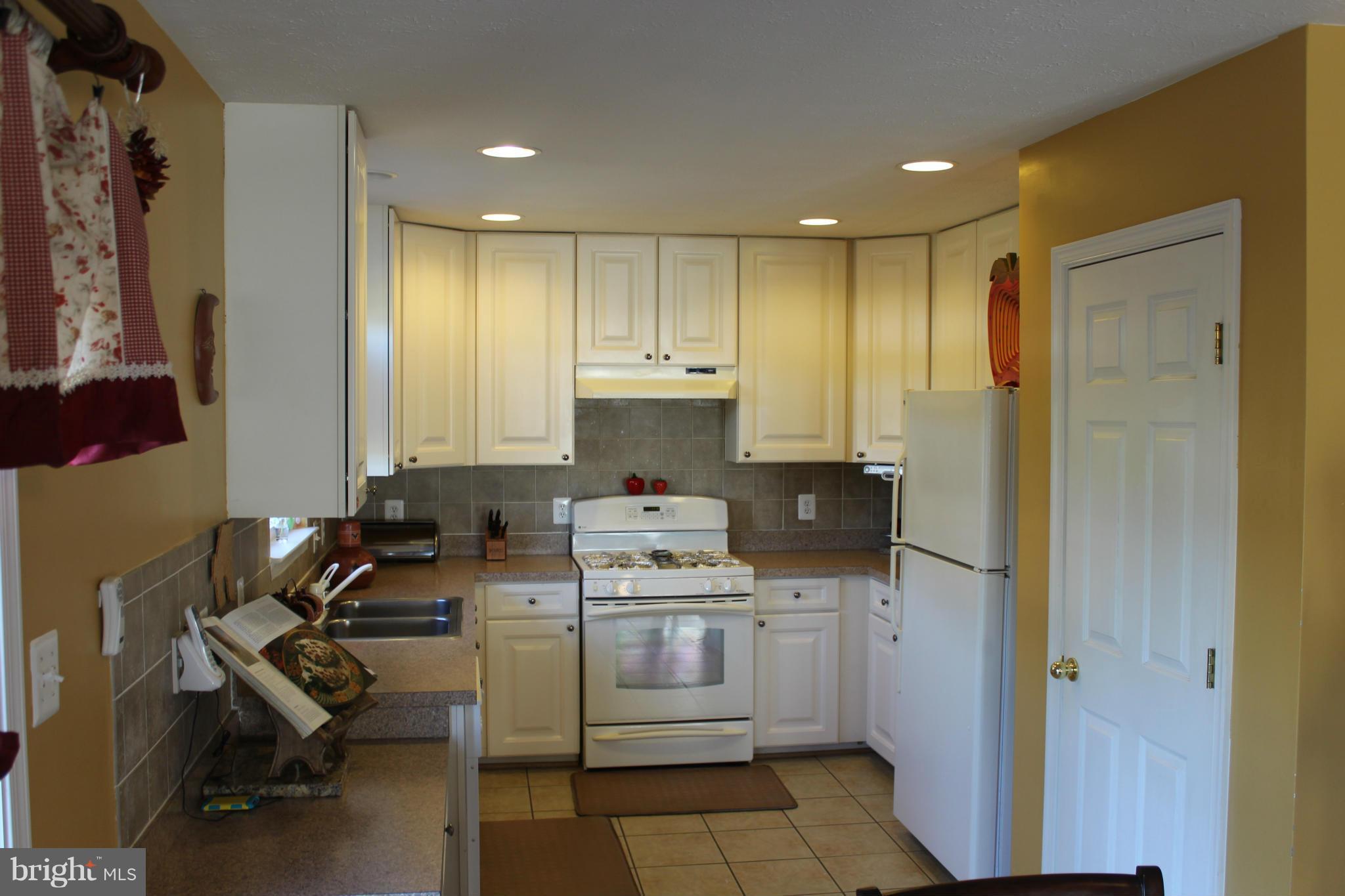4620 Riddle Drive Baltimore, MD 21236 - Photo 8 of 26 Kitchen