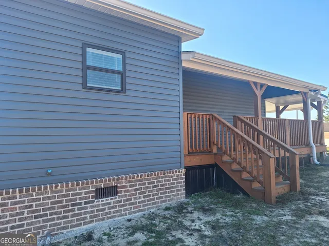 a view of a house with a small yard
