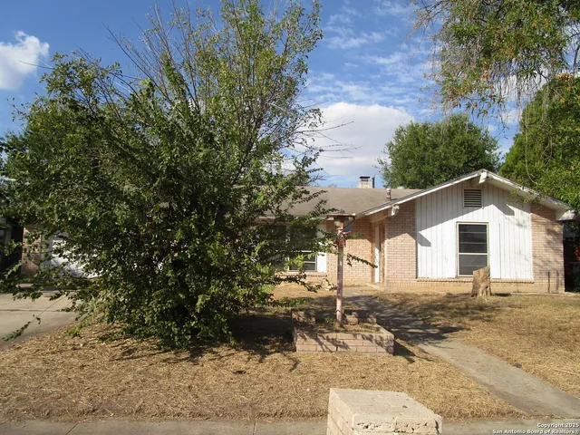 a view of a house with a yard