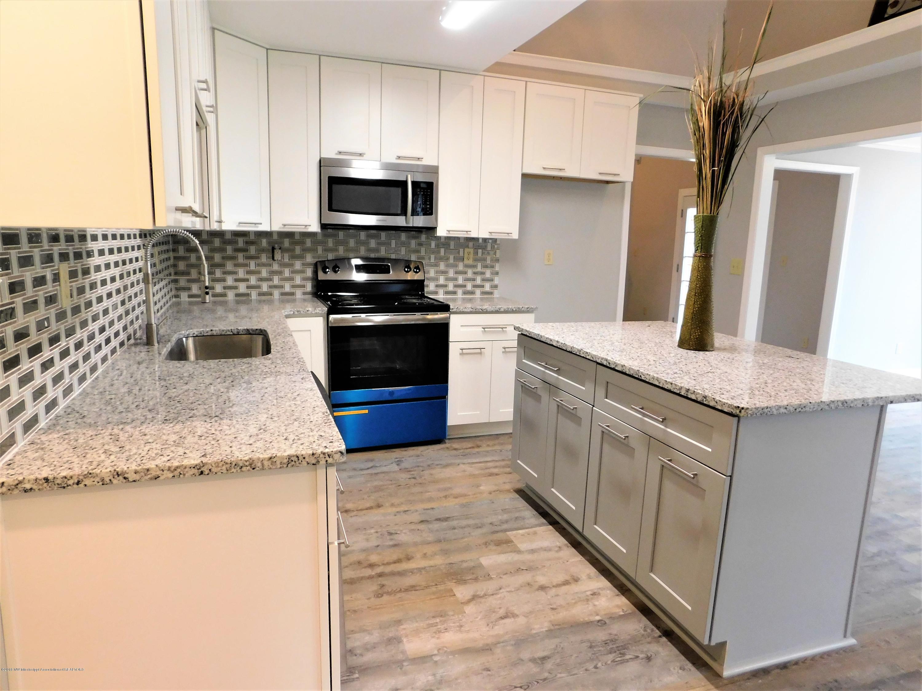 5898 Sparrow Run Olive Branch, MS 38654 - Photo 15 of 39 kitchen