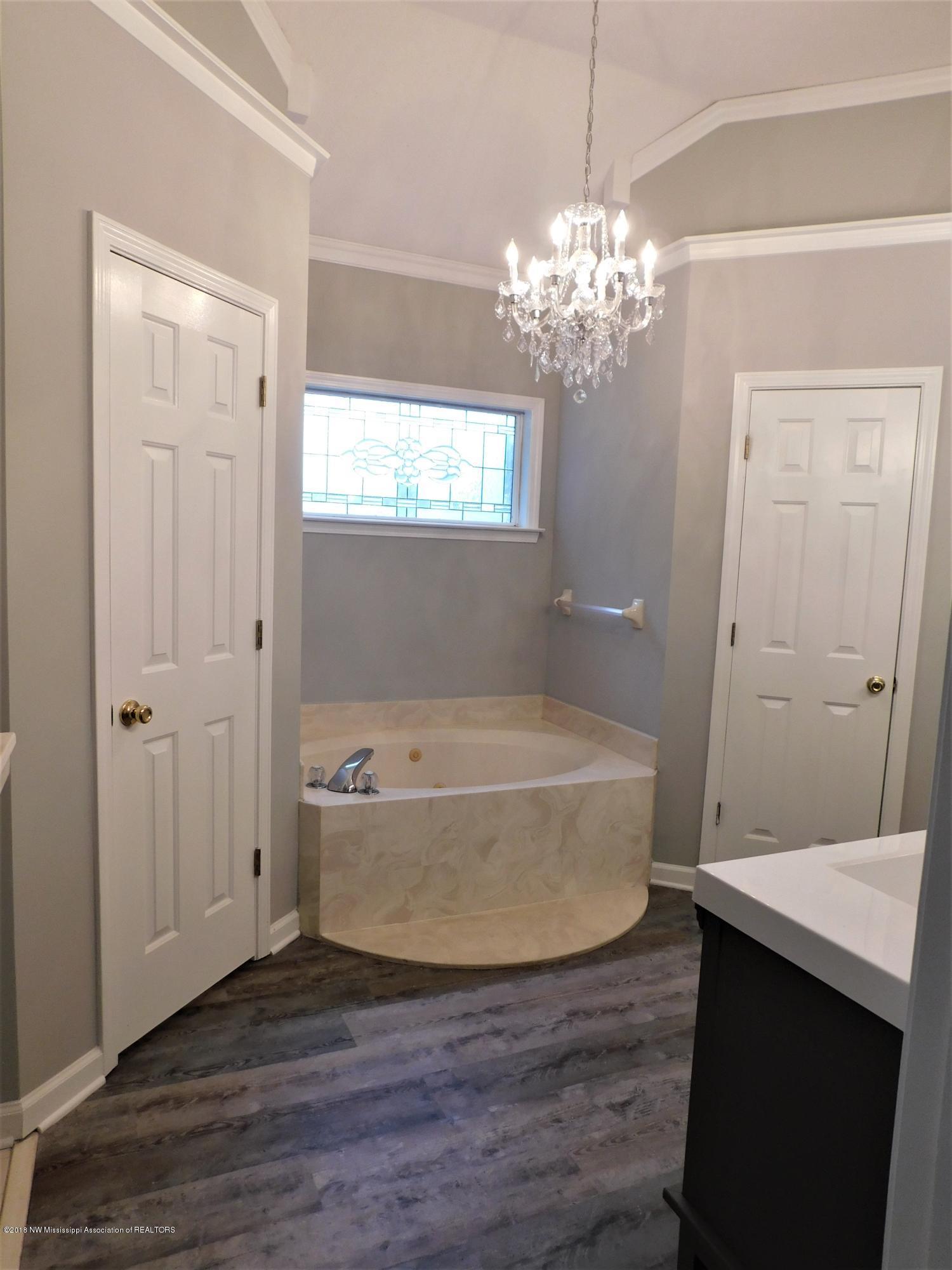 5898 Sparrow Run Olive Branch, MS 38654 - Photo 22 of 39 jacuzzi