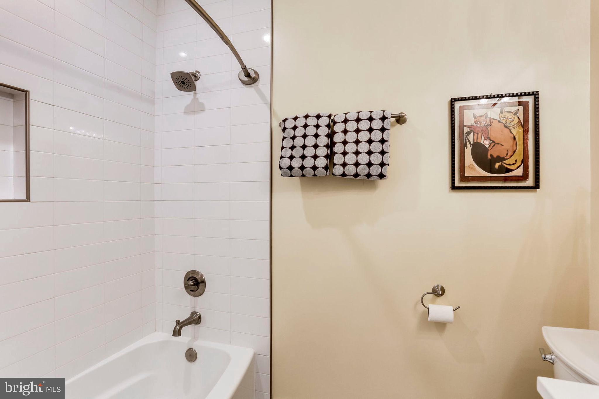 963 14th Street Southeast, Unit 1 Washington, DC 20003 - Photo 43 of 83 2nd level full bath with tub