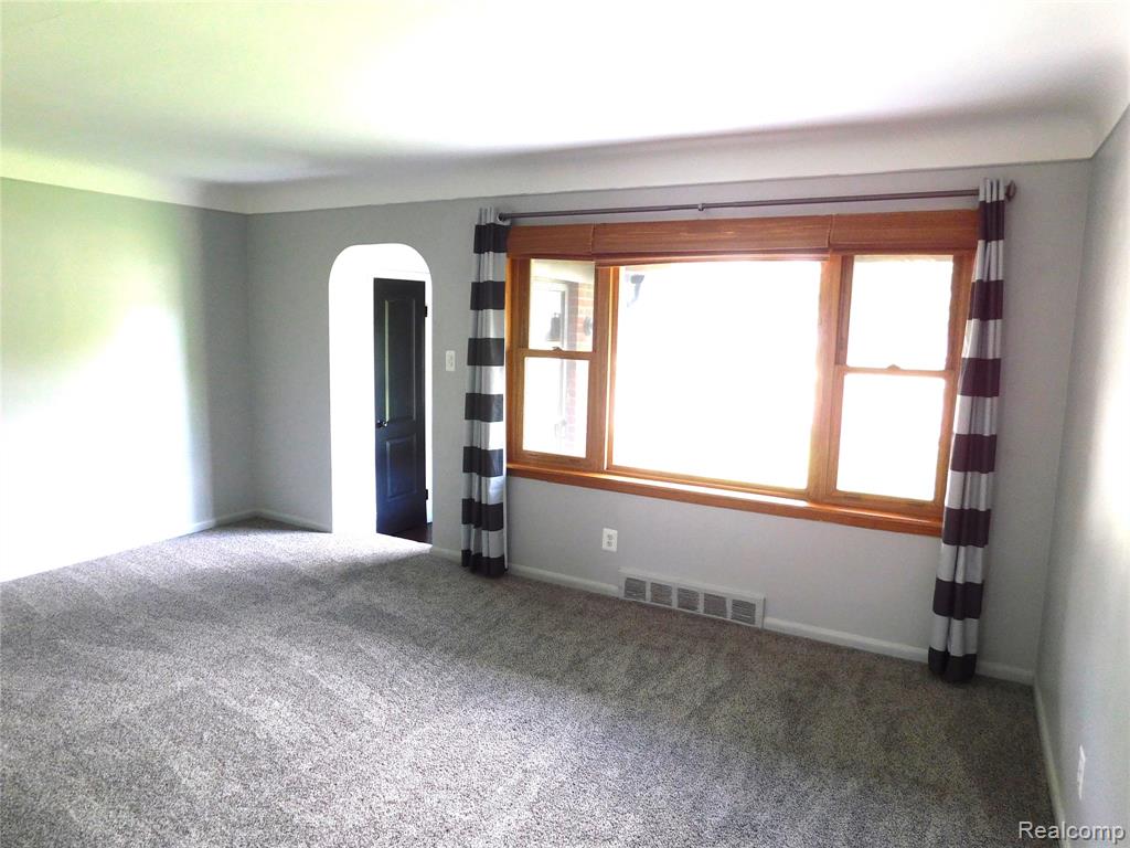 16740 College Fraser, MI 48026 - Photo 6 of 28