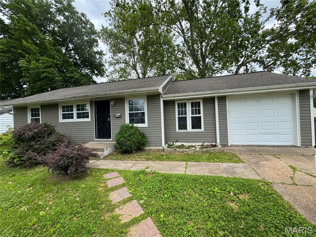 252 Midlothian Road St. Louis, MO 63137 - Photo 1 of 11