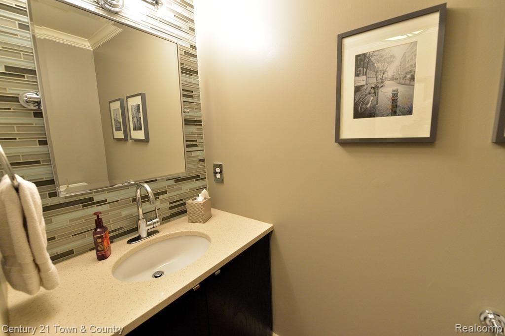 2643 Munster Road Rochester, MI 48309 - Photo 16 of 70 Powder Room 5.jpg