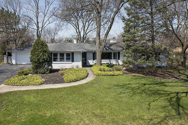 918 Lee Road Northbrook, IL 60062 - Photo 1 of 17 a front view of a house with garden
