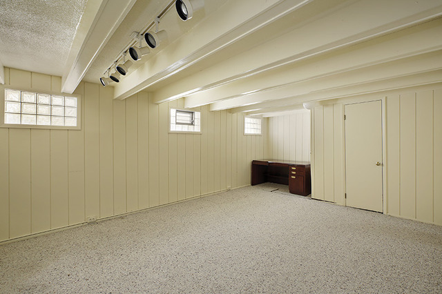 918 Lee Road Northbrook, IL 60062 - Photo 12 of 17 an empty room with windows