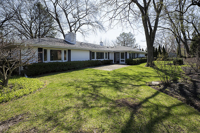 918 Lee Road Northbrook, IL 60062 - Photo 15 of 17 a front view of a house with a garden