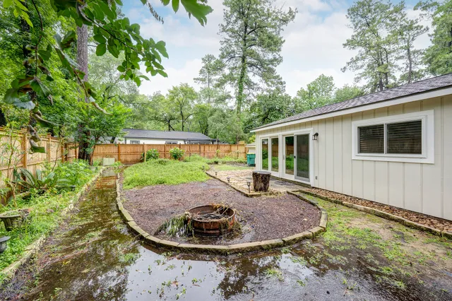 a view of a house with backyard