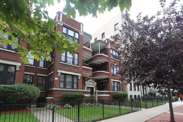 $1,977 | 441 West Melrose Street, Unit 3B, Chicago, IL 60657