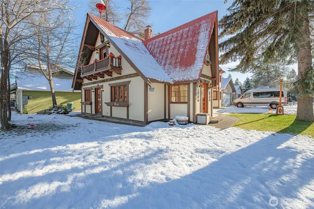 a view of a house with a yard