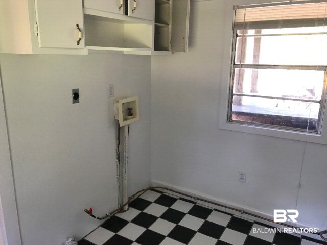 323 West Pineview Lane Mobile, AL 36608 - Photo 6 of 12 For Lease: 323 Pineview Lane West, Mobile, AL 36608 Laundry Room