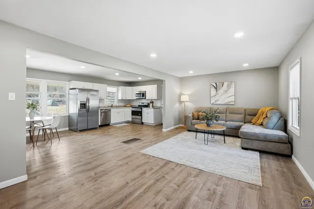 $244,900 | 4413 Southwest Twilight Drive, Topeka, KS 66614