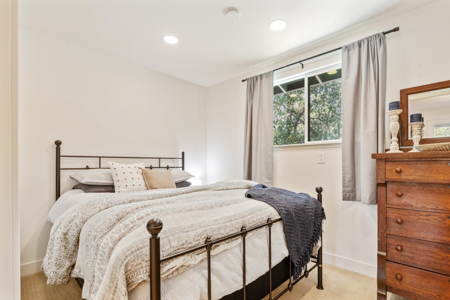 1228 Wingdam Road Murphys, CA 95247 - Photo 28 of 43 a bedroom with a bed and a window