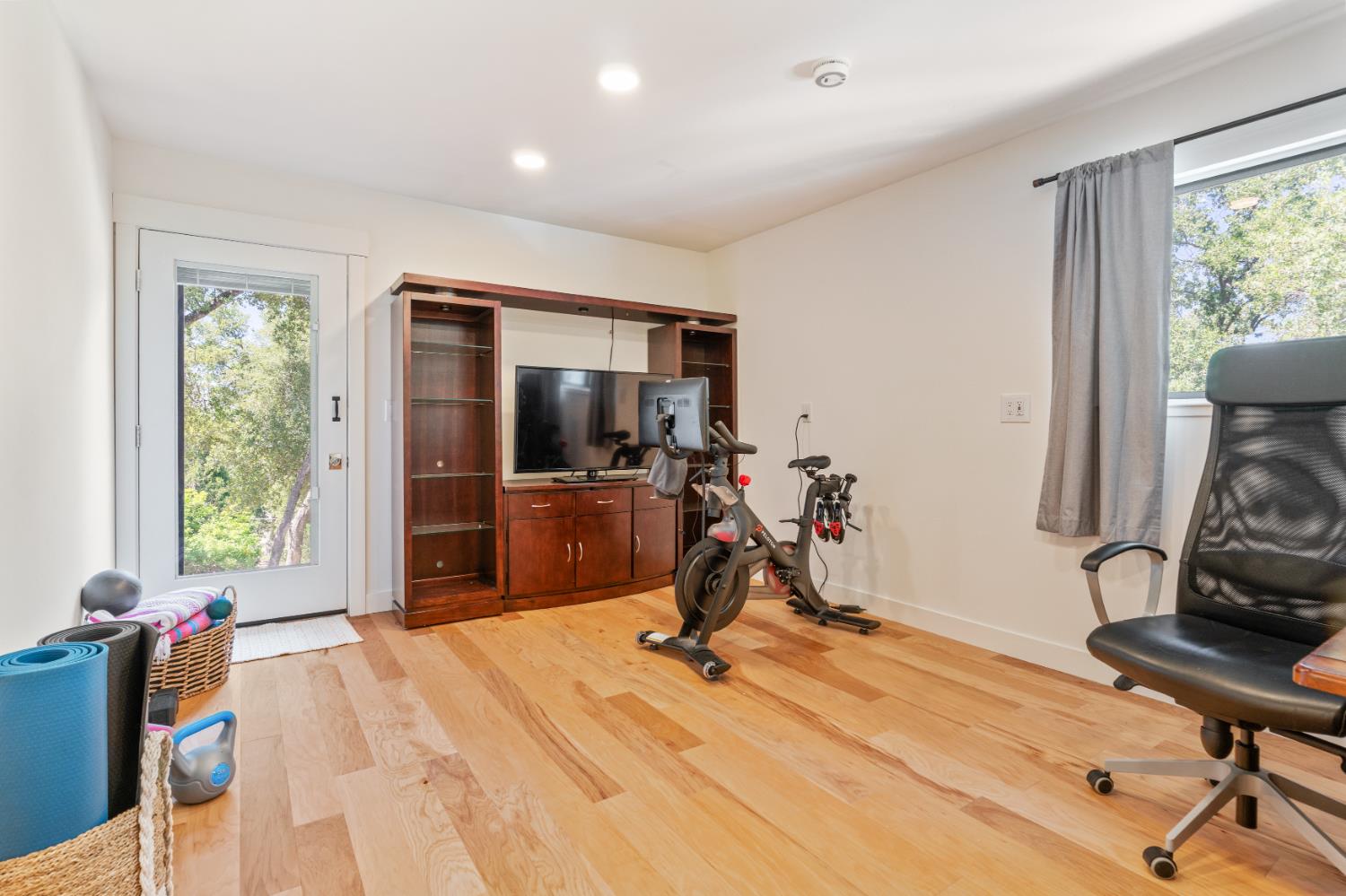 1228 Wingdam Road Murphys, CA 95247 - Photo 29 of 43 a view of a room with gym equipment