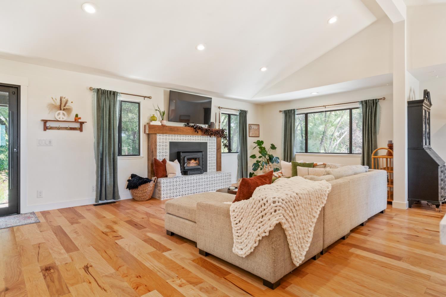 1228 Wingdam Road Murphys, CA 95247 - Photo 6 of 43 a bedroom with a large bed and a large window