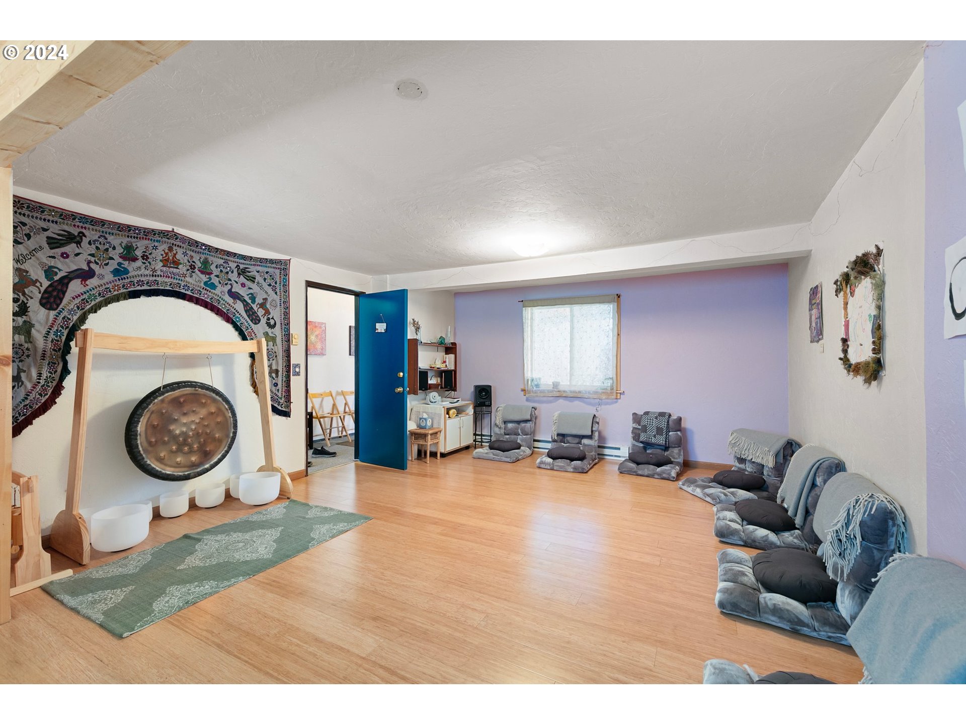 739 West 5th Avenue Eugene, OR 97402 - Photo 14 of 31 a living room with furniture and a stove