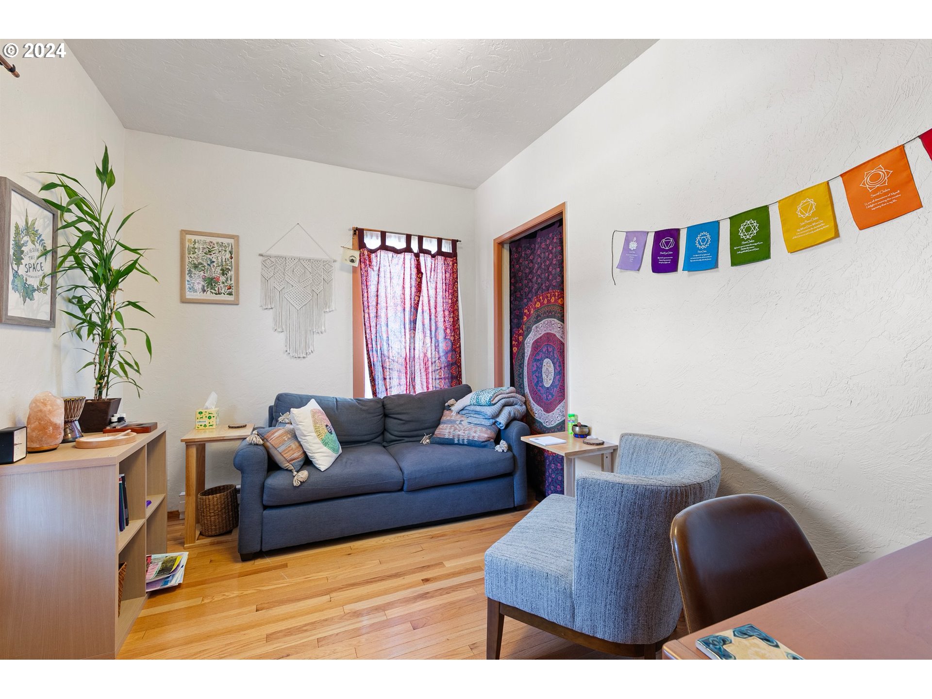 739 West 5th Avenue Eugene, OR 97402 - Photo 19 of 31 a living room with furniture and a couch