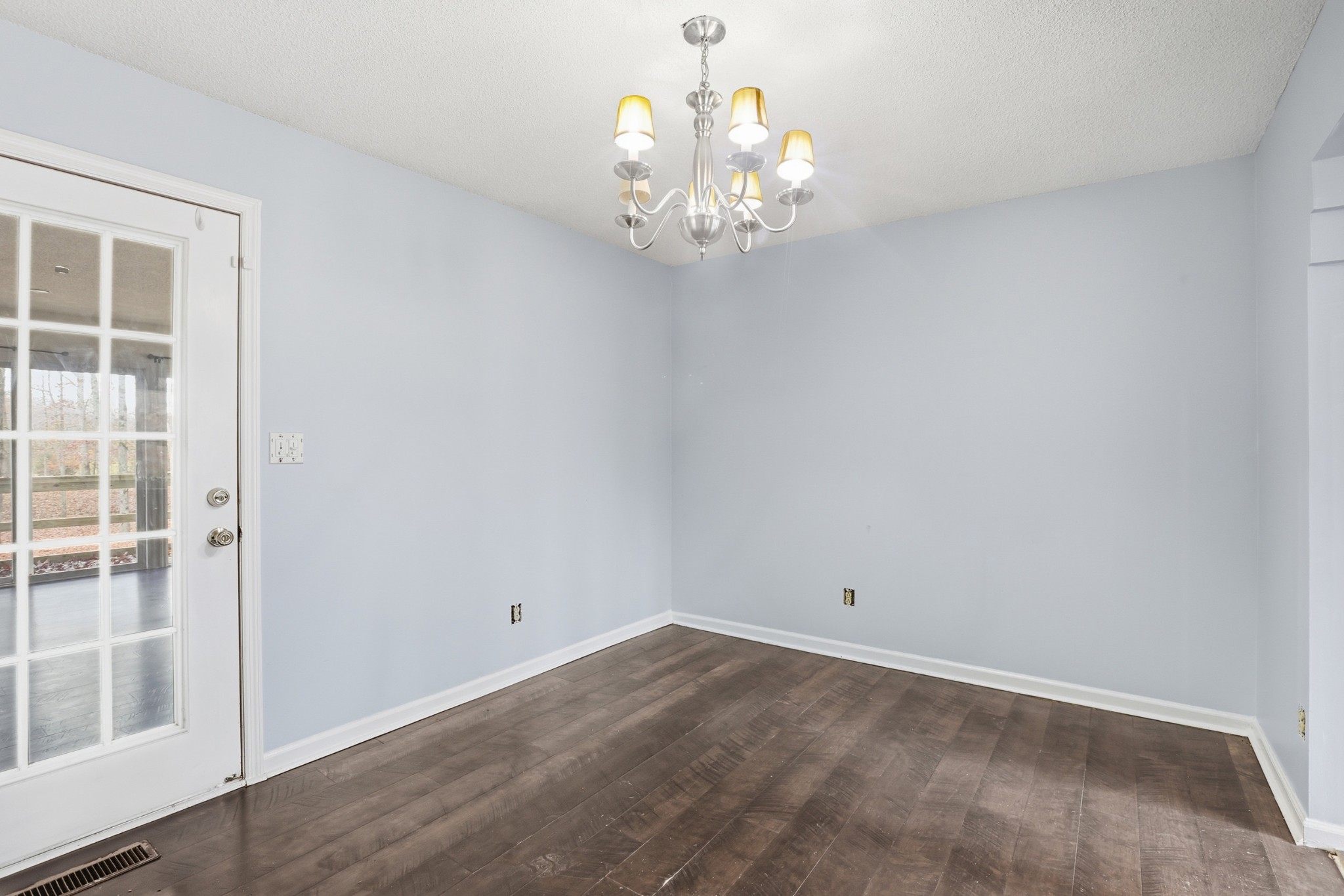 888 Cook Road Tullahoma, TN 37388 - Photo 6 of 23 en empty room with windows