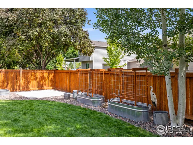 a view of house with garden