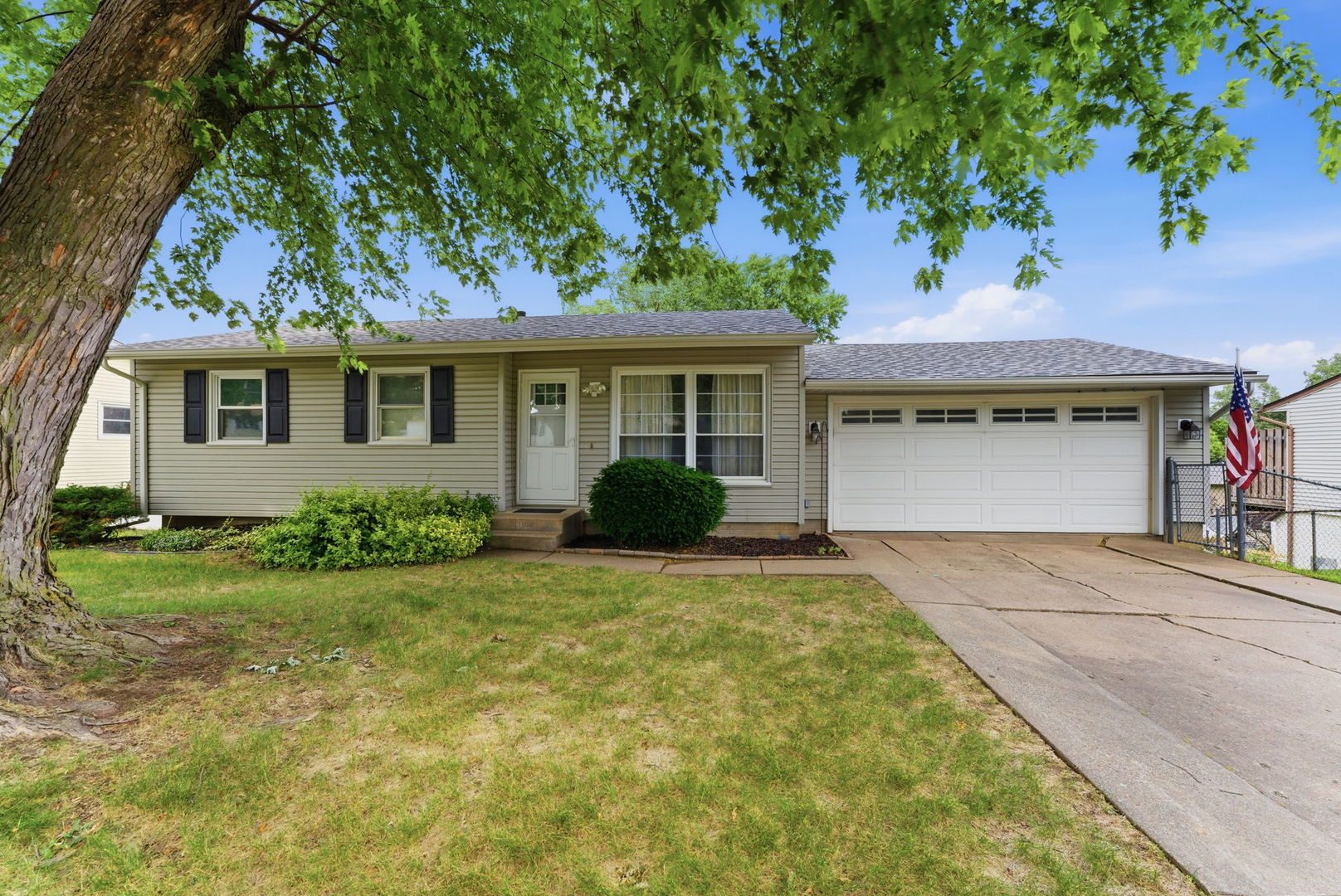 3108 Maplecrest Road Bettendorf, IA 52722 - Photo 2 of 26