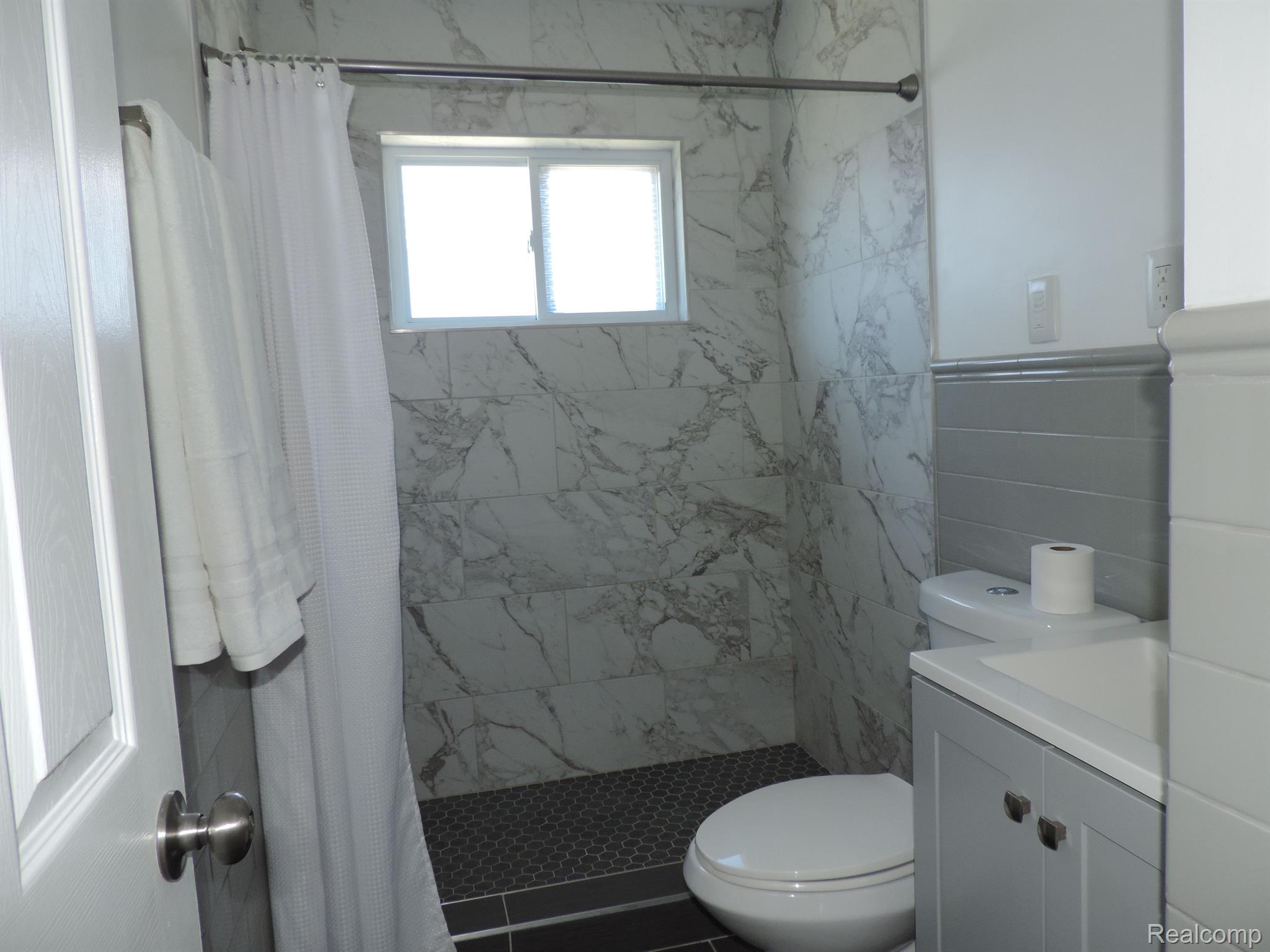 2360 Rosemont Road Berkley, MI 48072 - Photo 7 of 16 Modernized bathroom